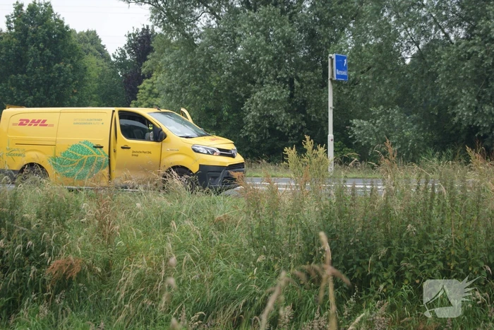 Bestelbus van bezorgdienst klapt achterop personenauto