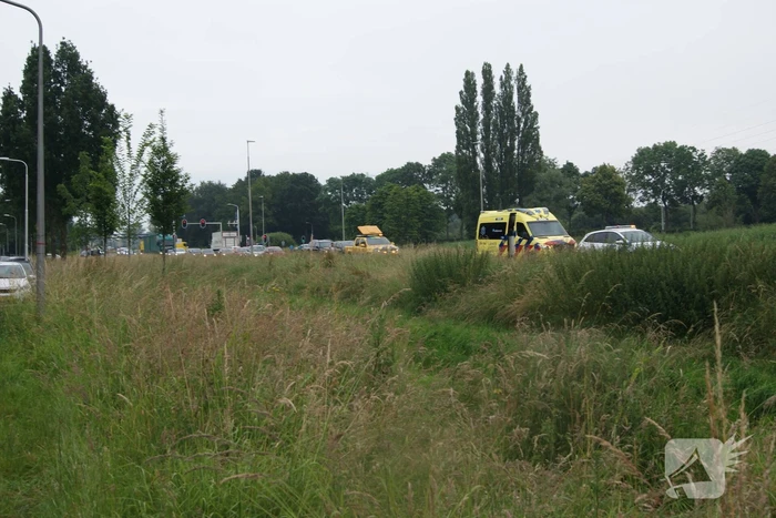 Bestelbus van bezorgdienst klapt achterop personenauto
