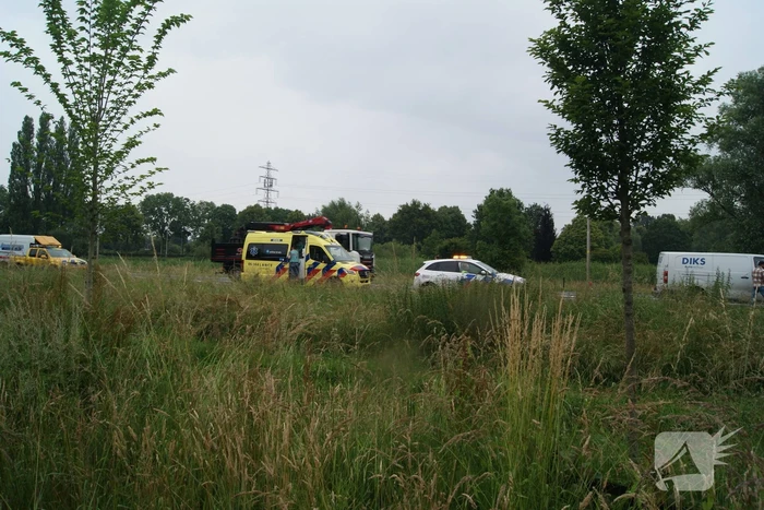 Bestelbus van bezorgdienst klapt achterop personenauto