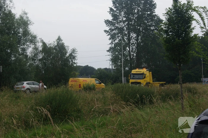 Bestelbus van bezorgdienst klapt achterop personenauto