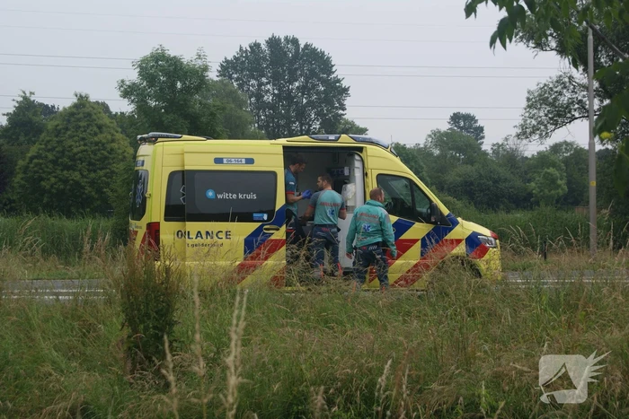 Bestelbus van bezorgdienst klapt achterop personenauto