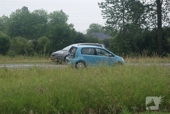 Bestelbus van bezorgdienst klapt achterop personenauto