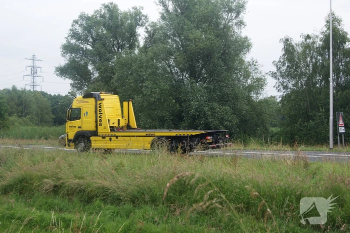 Bestelbus van bezorgdienst klapt achterop personenauto