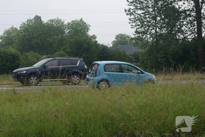 Bestelbus van bezorgdienst klapt achterop personenauto