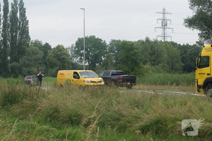 Bestelbus van bezorgdienst klapt achterop personenauto