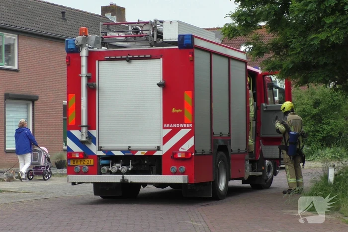 Jongeman steekt vuurwerk af vanuit raam buren bellen brandweer