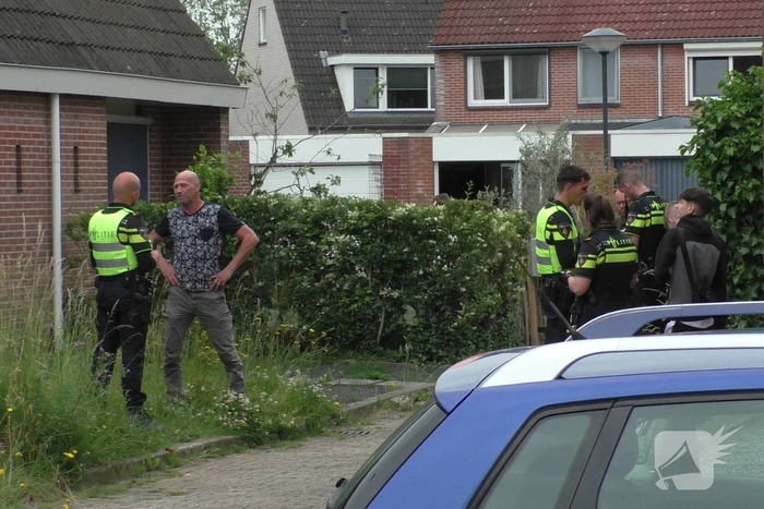 Jongeman steekt vuurwerk af vanuit raam buren bellen brandweer
