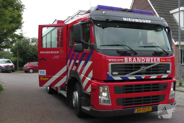 Jongeman steekt vuurwerk af vanuit raam buren bellen brandweer