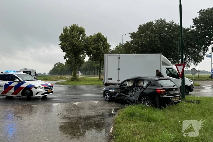 Tractor en personenauto klappen op elkaar
