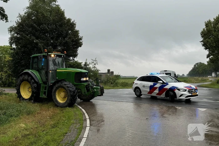 Tractor en personenauto klappen op elkaar
