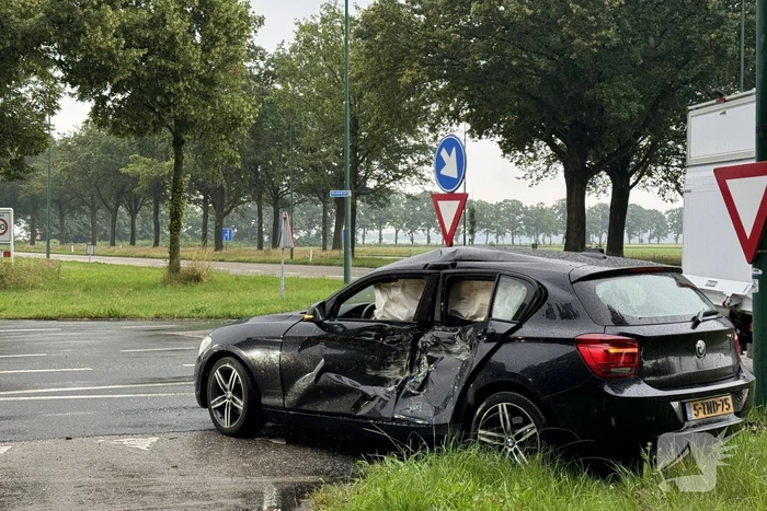 Tractor en personenauto klappen op elkaar
