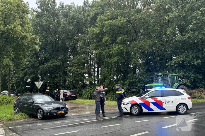 Tractor en personenauto klappen op elkaar
