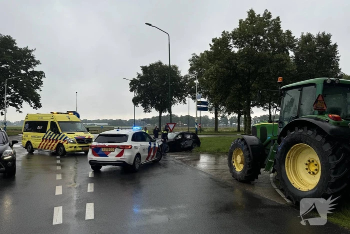 Tractor en personenauto klappen op elkaar