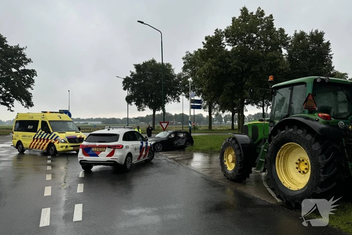Tractor en personenauto klappen op elkaar