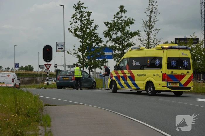 Twee voertuigen met elkaar in botsing bij oprit