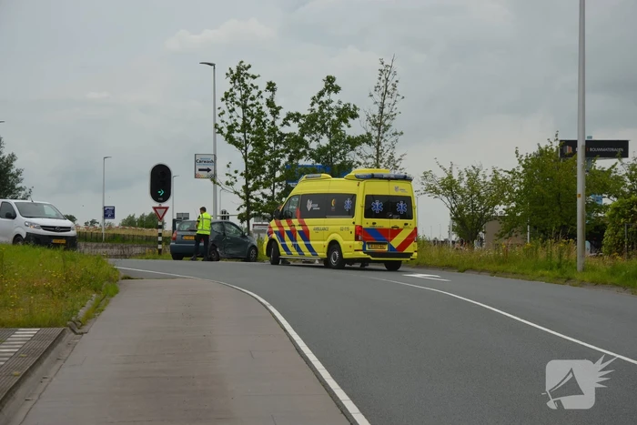 Twee voertuigen met elkaar in botsing bij oprit