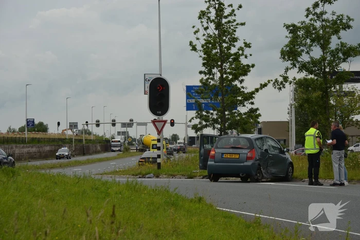 Twee voertuigen met elkaar in botsing bij oprit