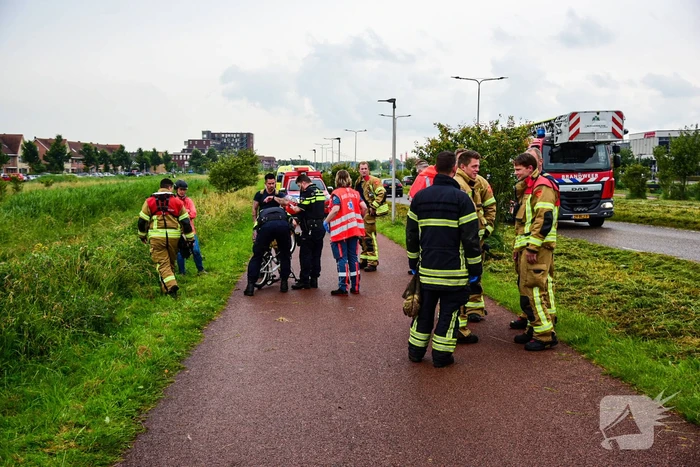 Duikers aanwezig voor kinderfiets naast sloot