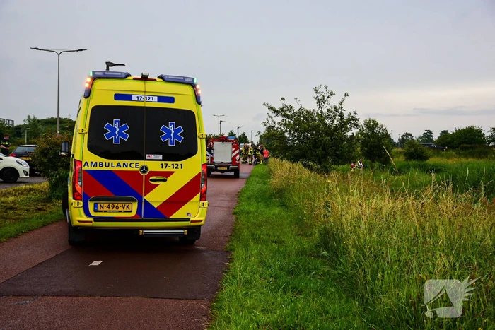 Duikers aanwezig voor kinderfiets naast sloot