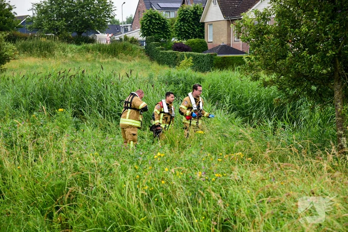 Duikers aanwezig voor kinderfiets naast sloot