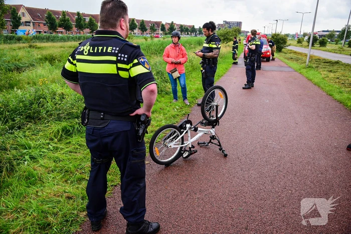 Duikers aanwezig voor kinderfiets naast sloot