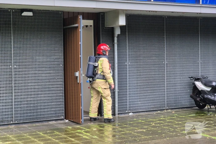 Brandweer aanwezig voor mogelijke brand flatgebouw