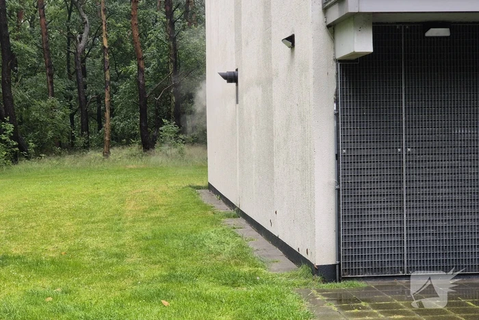 Brandweer aanwezig voor mogelijke brand flatgebouw