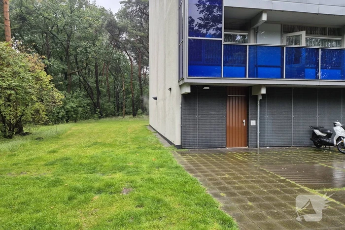 Brandweer aanwezig voor mogelijke brand flatgebouw