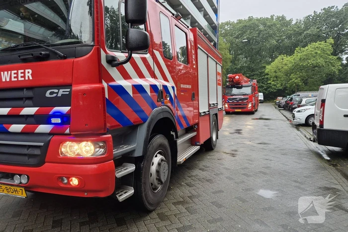 Brandweer aanwezig voor mogelijke brand flatgebouw