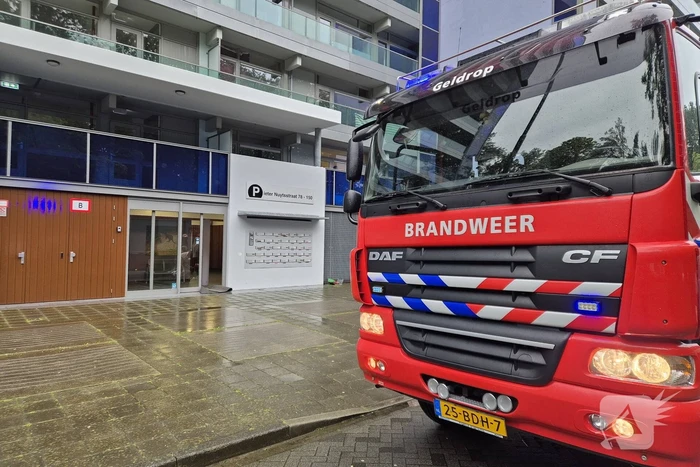 Brandweer aanwezig voor mogelijke brand flatgebouw