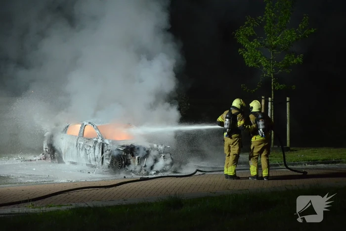 Auto gaat in vlammen op