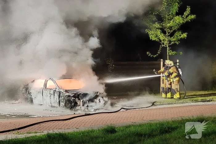 Auto gaat in vlammen op