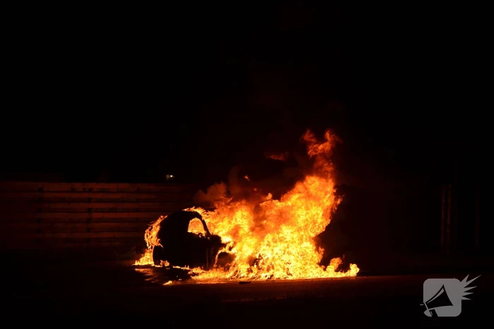 Auto gaat in vlammen op
