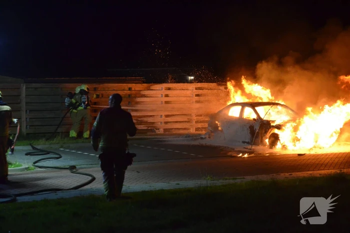 Auto gaat in vlammen op
