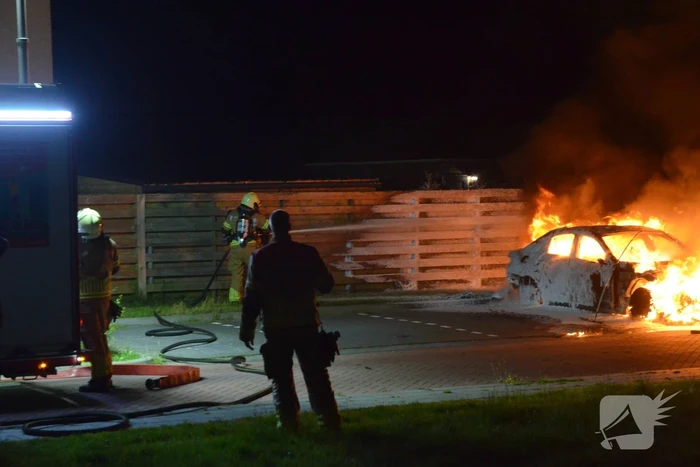 Auto gaat in vlammen op