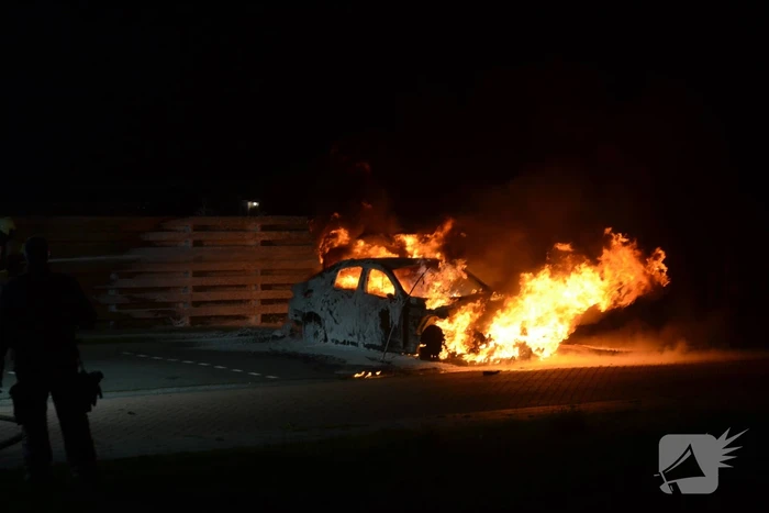 Auto gaat in vlammen op