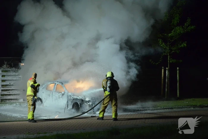 Auto gaat in vlammen op