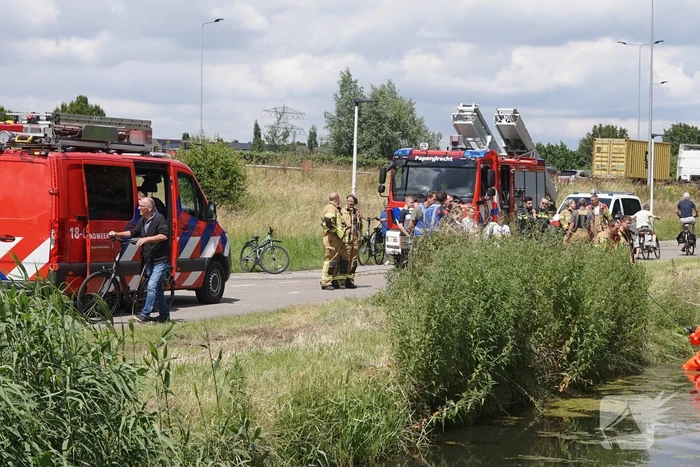 Brandweer doorzoekt sloot na aantreffen kinderfiets