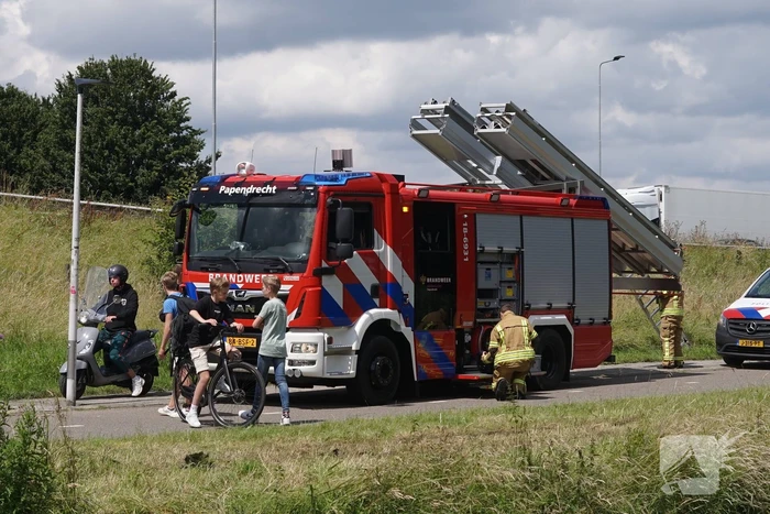 Brandweer doorzoekt sloot na aantreffen kinderfiets