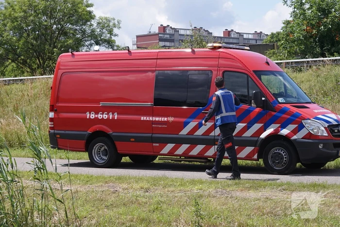 Brandweer doorzoekt sloot na aantreffen kinderfiets