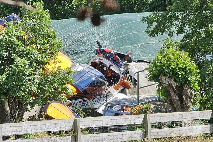 Personen bekneld bij ongeval sportvliegtuig