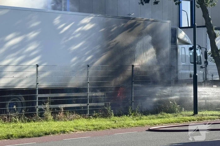 Geparkeerde vrachtwagen vliegt in brand