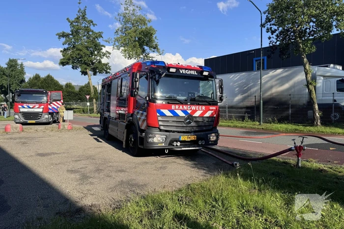 Geparkeerde vrachtwagen vliegt in brand