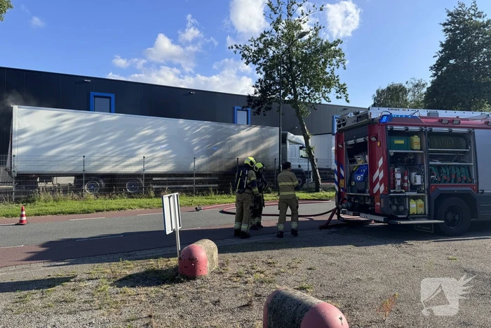 Geparkeerde vrachtwagen vliegt in brand