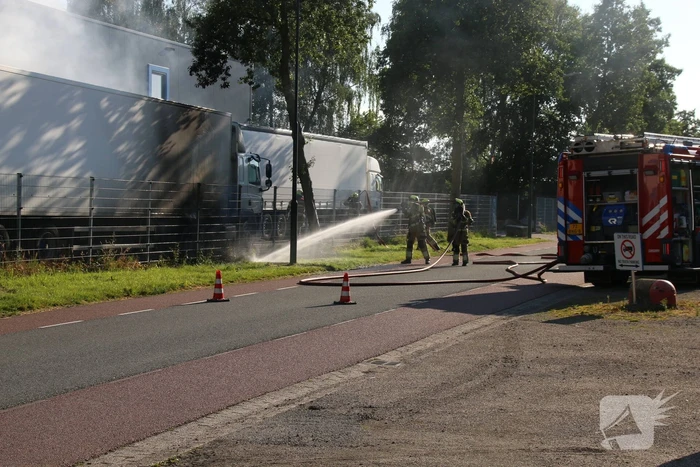 Geparkeerde vrachtwagen vliegt in brand