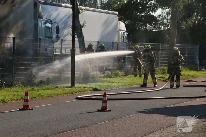 Geparkeerde vrachtwagen vliegt in brand