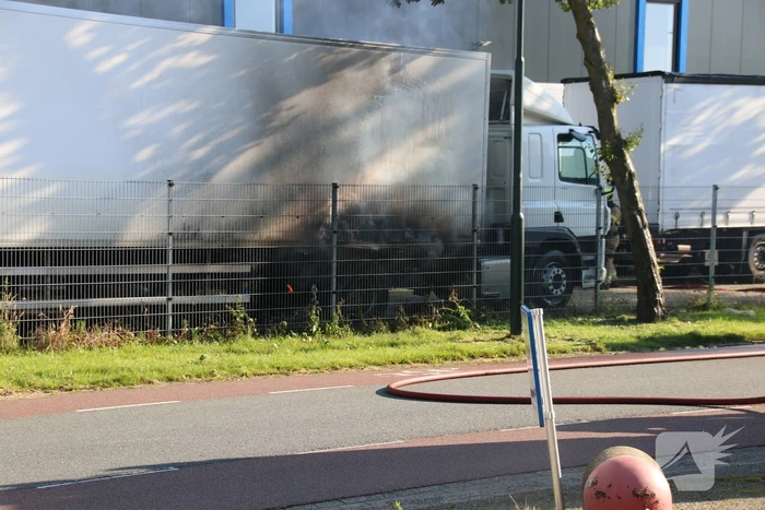 Geparkeerde vrachtwagen vliegt in brand