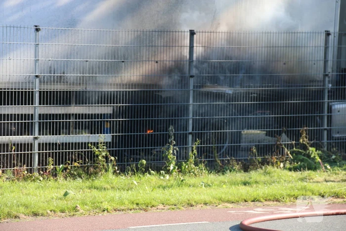 Geparkeerde vrachtwagen vliegt in brand