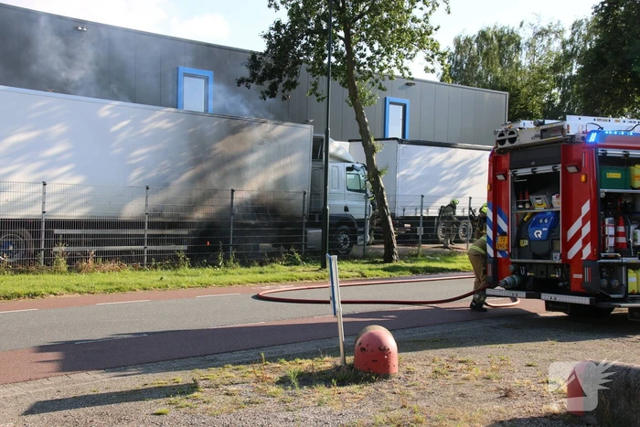 Geparkeerde vrachtwagen vliegt in brand
