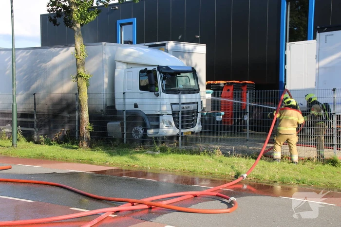 Geparkeerde vrachtwagen vliegt in brand